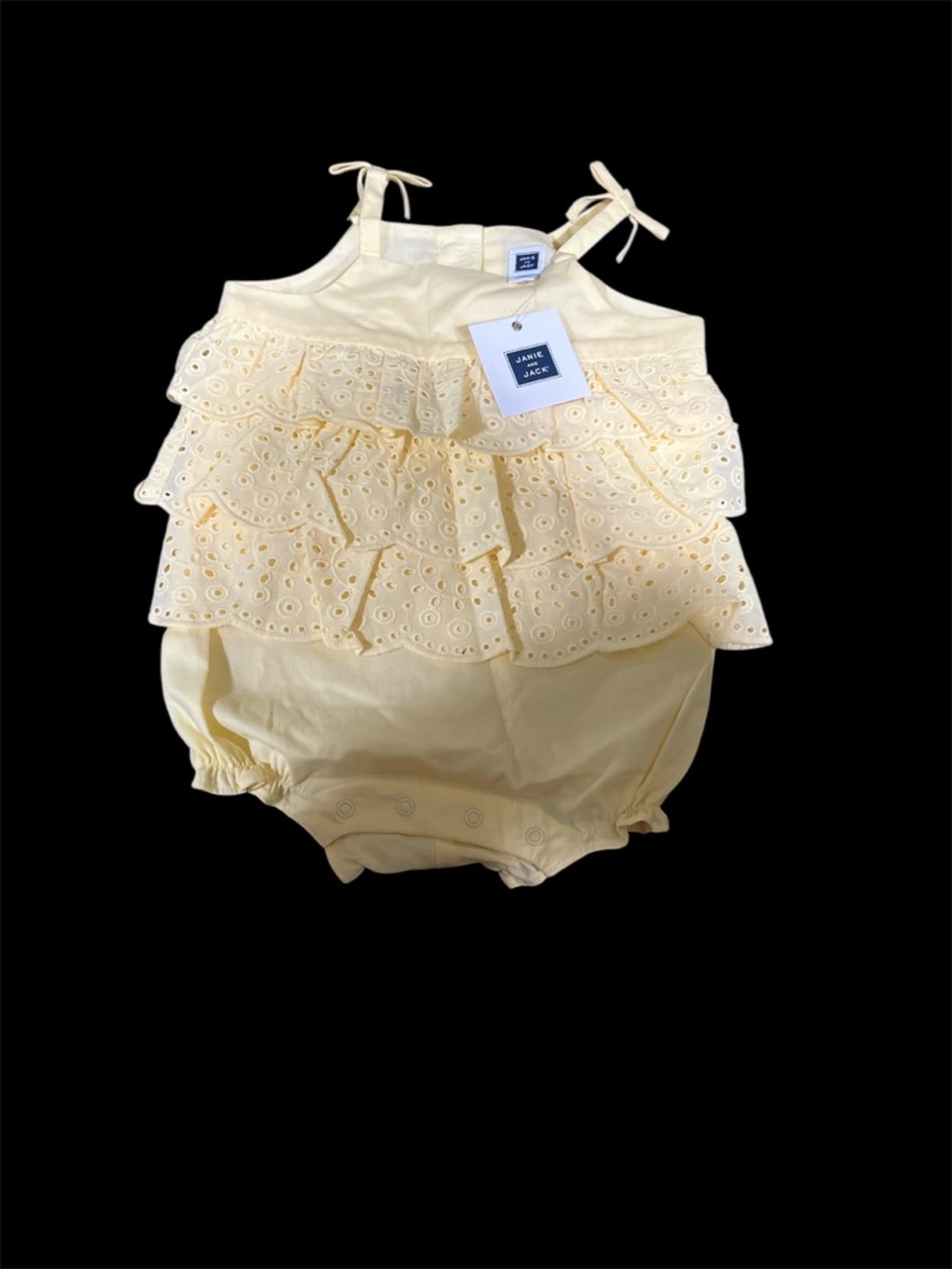 Janie and Jack yellow short romper with beautiful eyelet.
Size 3-6 months NWT
